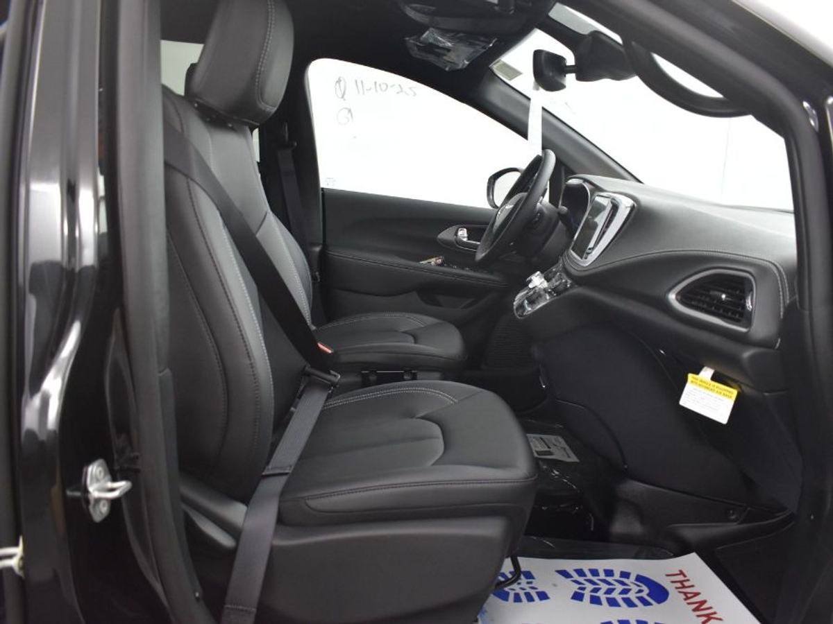 Black Chrysler Pacifica image number 8