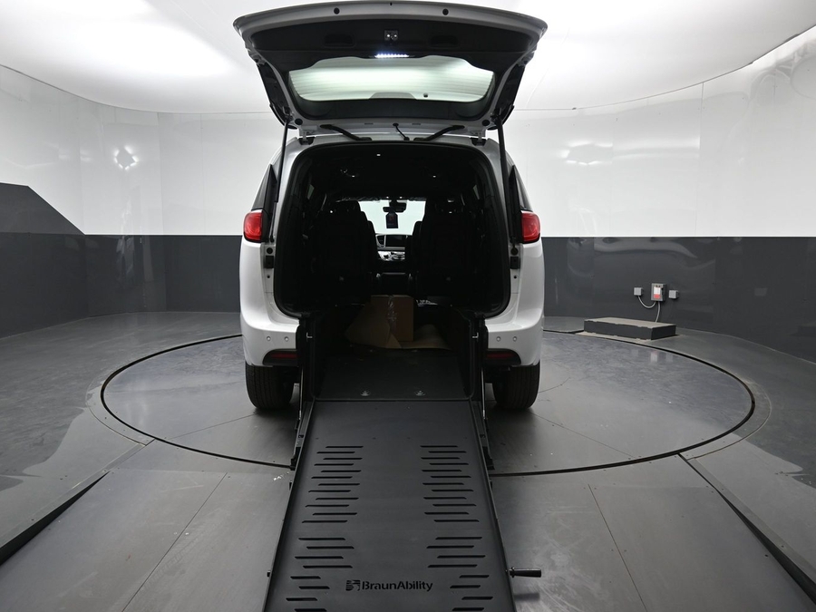 White Chrysler Voyager image number 7