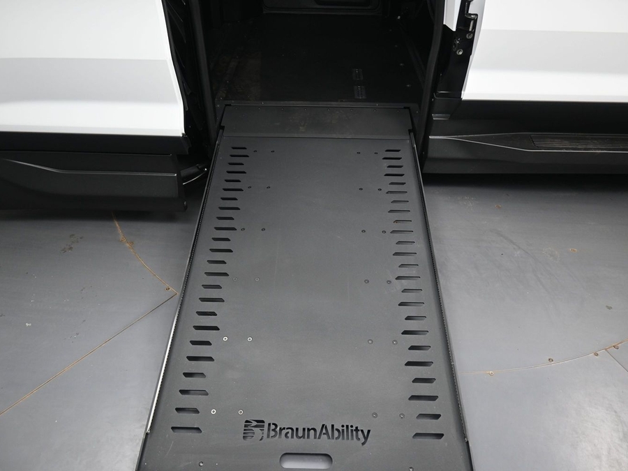 New 2026 Chevrolet Traverse 1LT - BraunAbility Side Entry In Floor Automatic Ramp