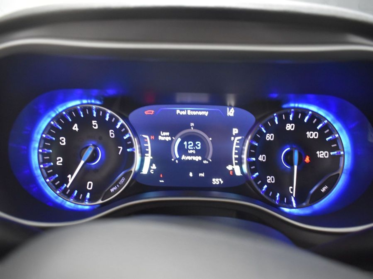 Black Chrysler Pacifica image number 15