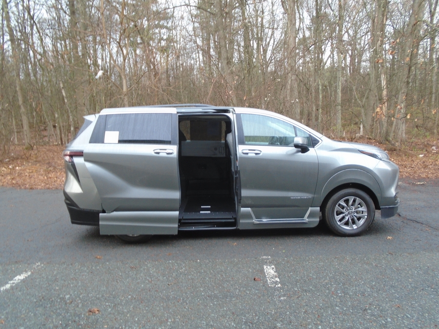 Grey Toyota Sienna image number 1