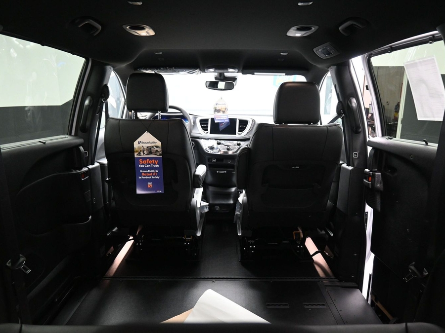 White Chrysler Pacifica image number 13