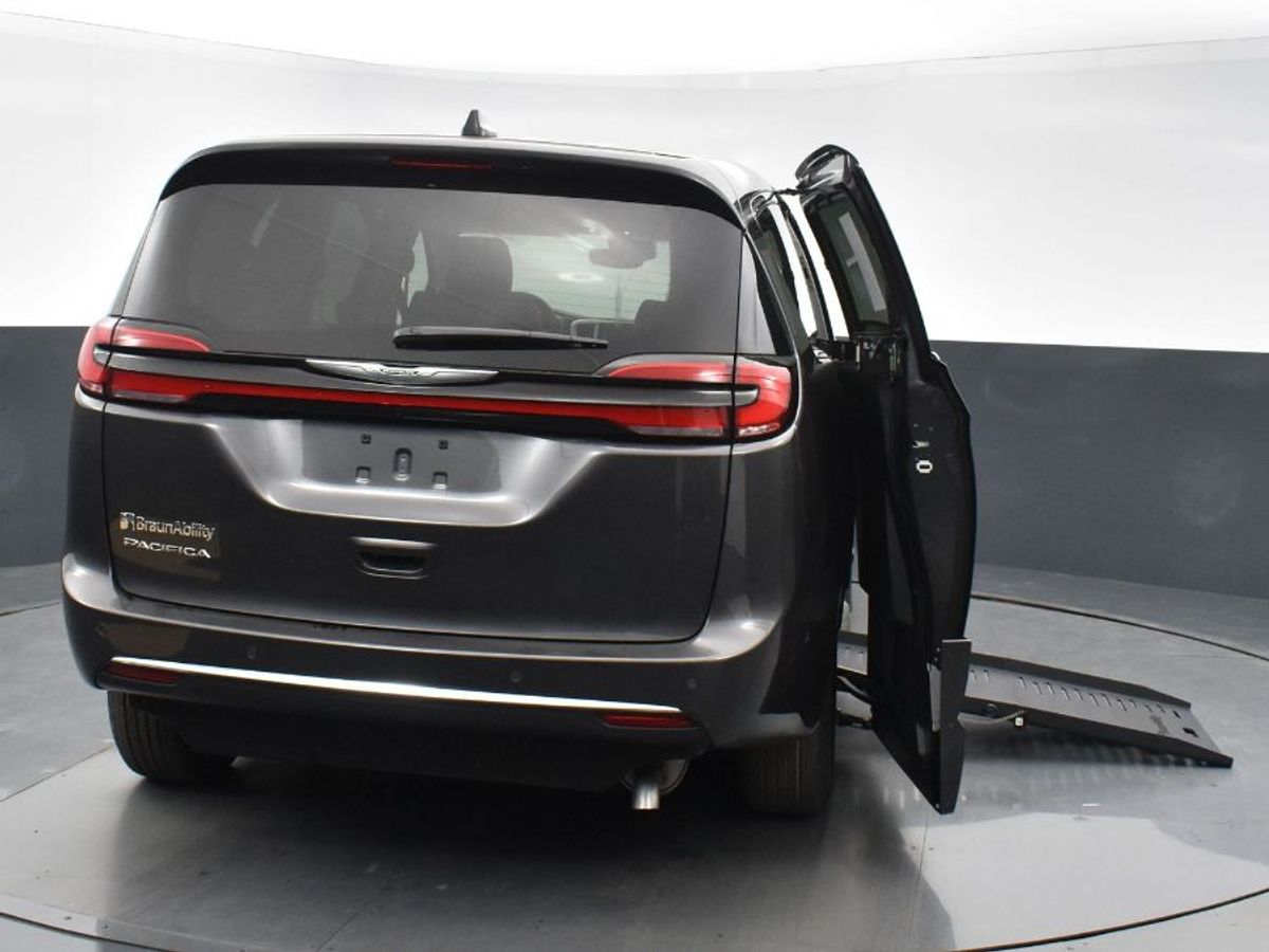 Grey Chrysler Pacifica image number 22