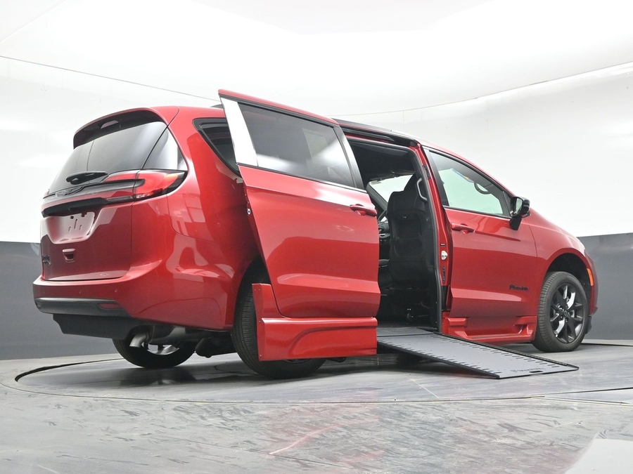 New 2026 Chrysler Pacifica Select Sport - BraunAbility Side Entry Entry In Floor Automatic Ramp