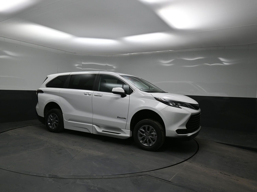 New 2025 Toyota Sienna Hybrid LE - BraunAbility Side Entry Entry Fold Out Automatic Ramp
