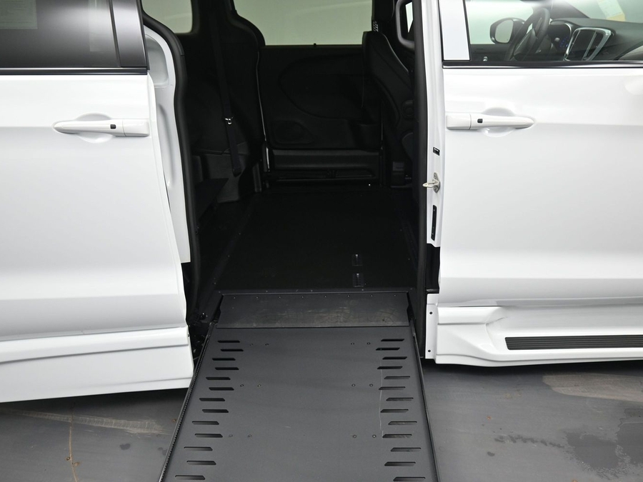 White Chrysler Pacifica image number 21