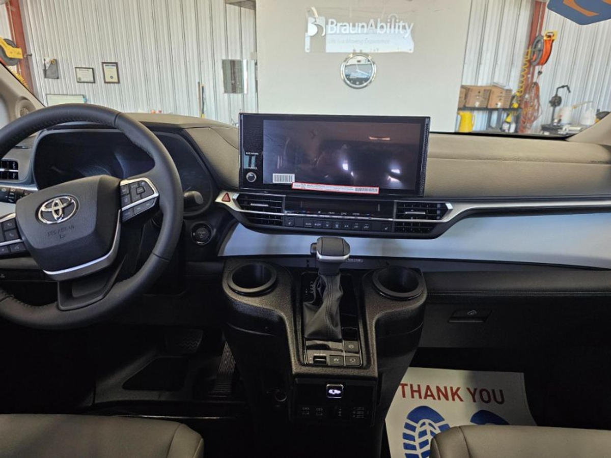 2025 TOYOTA SIENNA - Image 8