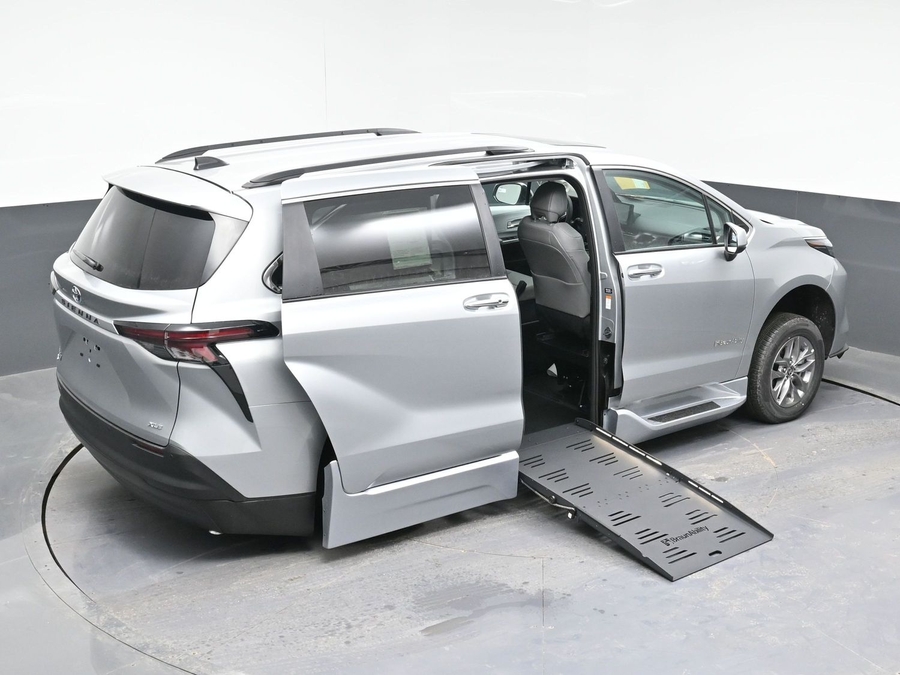 Silver Toyota Sienna image number 25