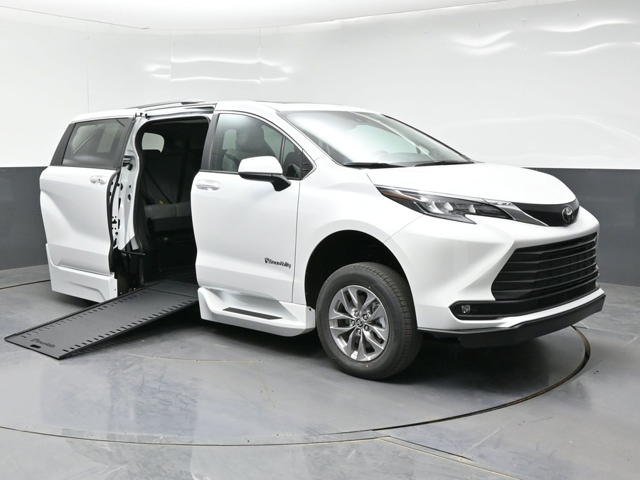 New 2026 Toyota Sienna Hybrid XLE Add - BraunAbility Side Entry Entry In Floor Automatic Ramp