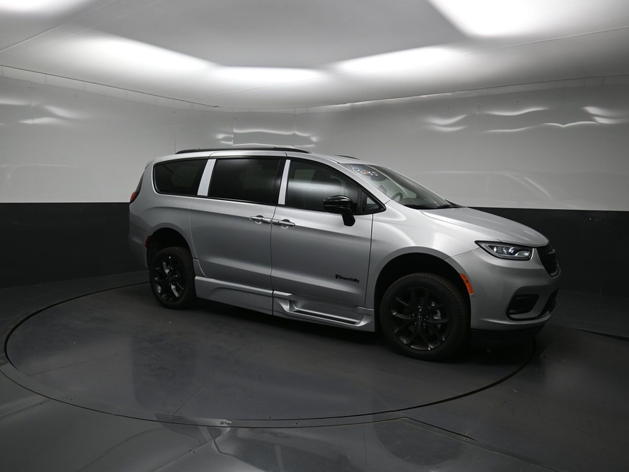 2026 Chrysler Pacifica Select - Photo 11