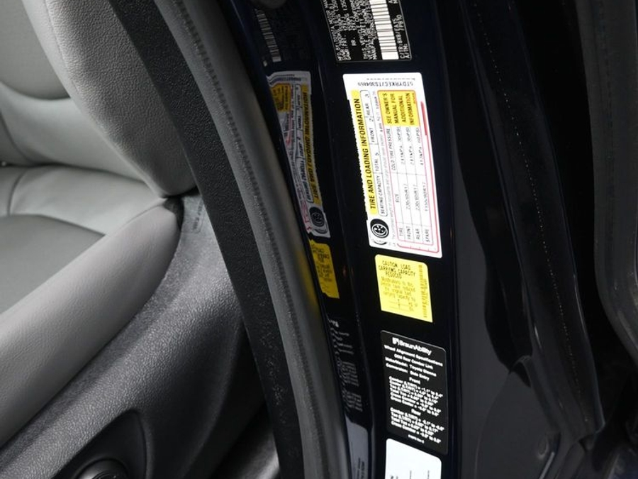 Blue Toyota Sienna image number 10