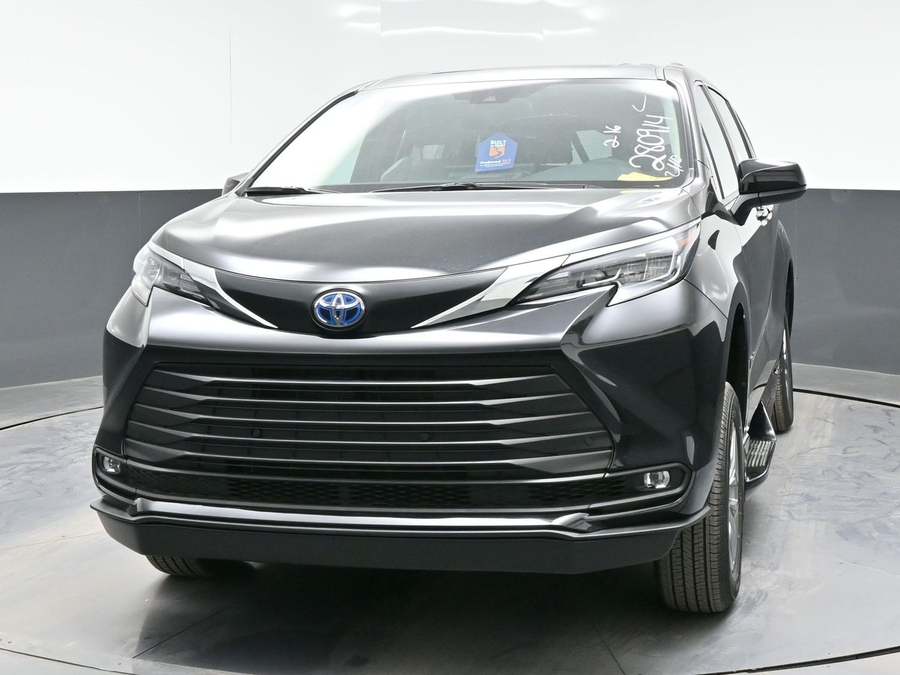 Black Toyota Sienna image number 1