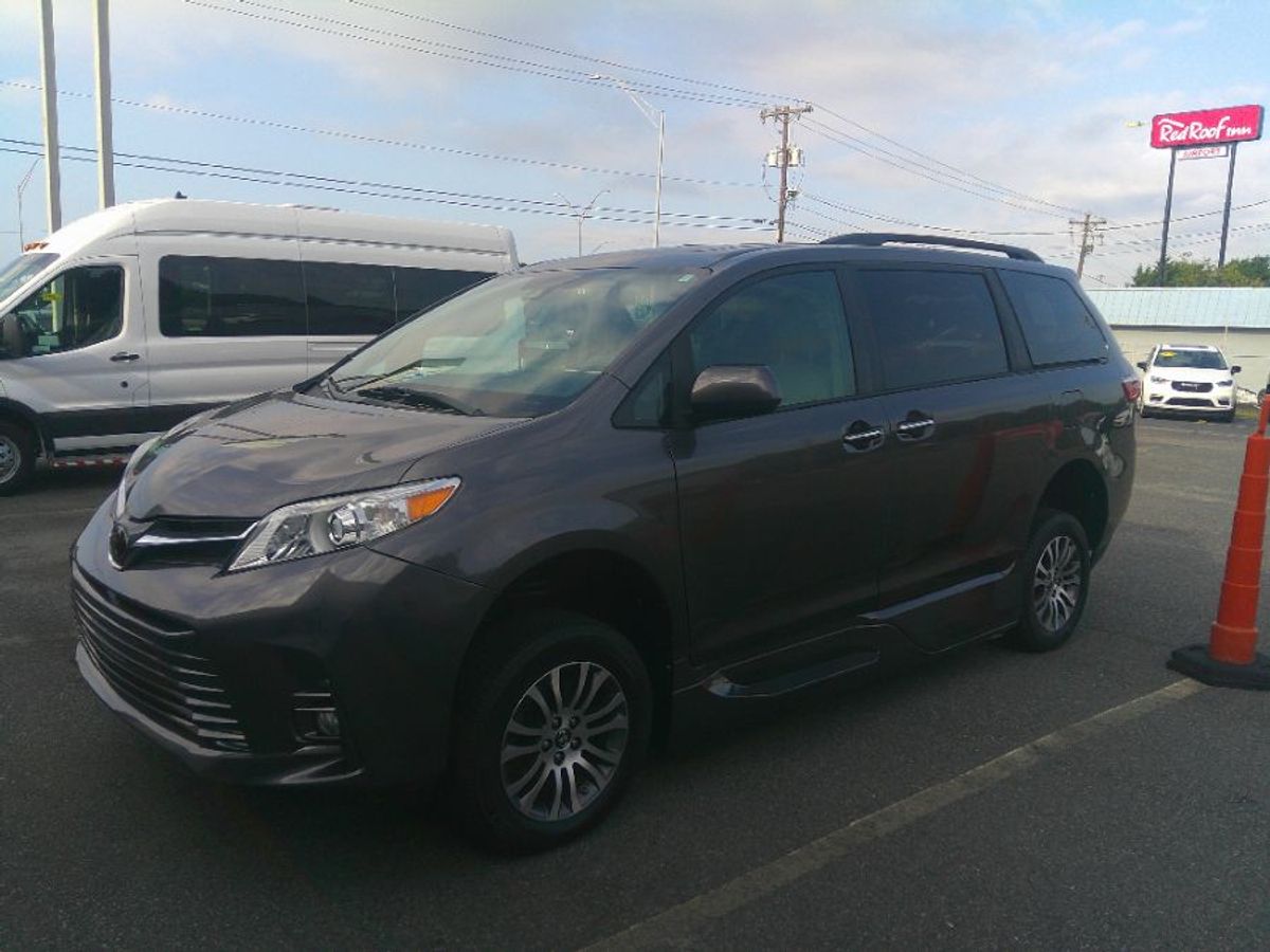 Grey Toyota Sienna image number 3