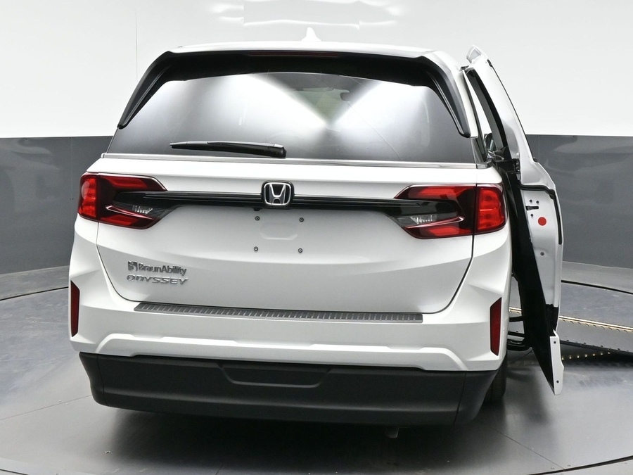 Honda Odyssey blanca con entrada lateral automática en la rampa de piso