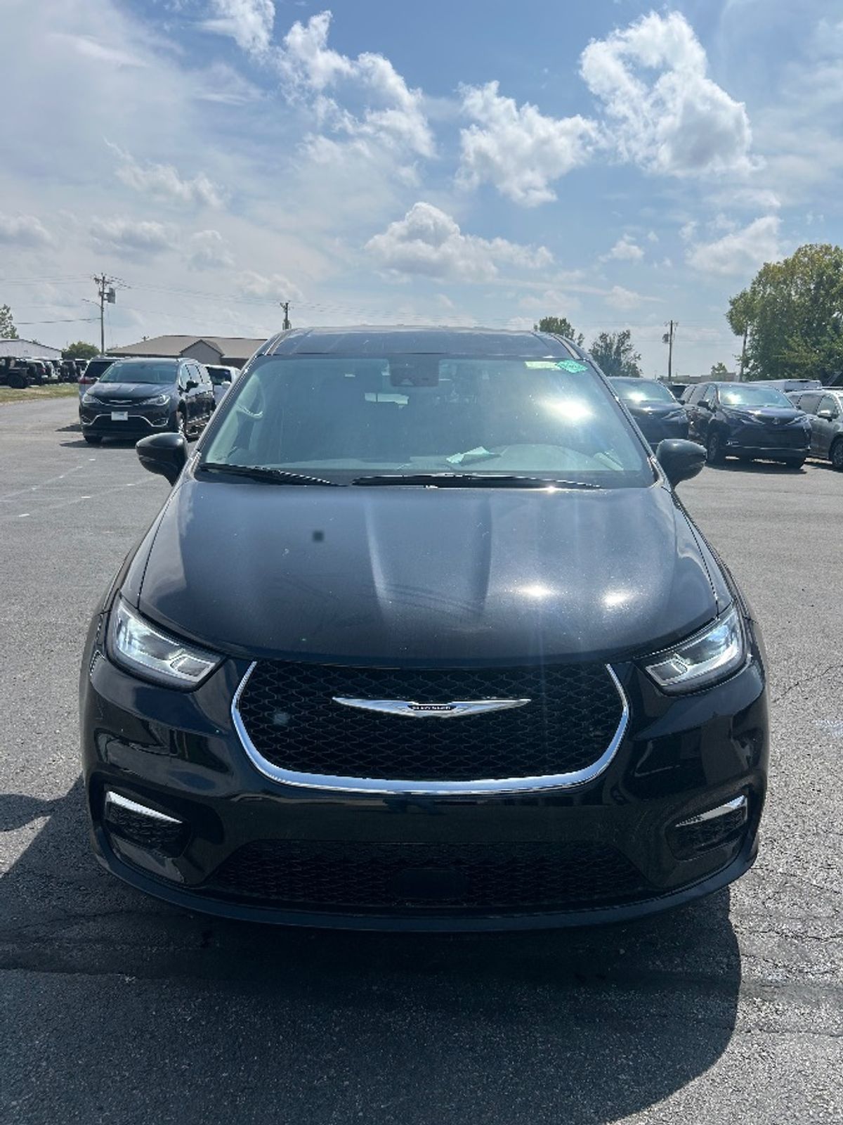 Black Chrysler Pacifica image number 1