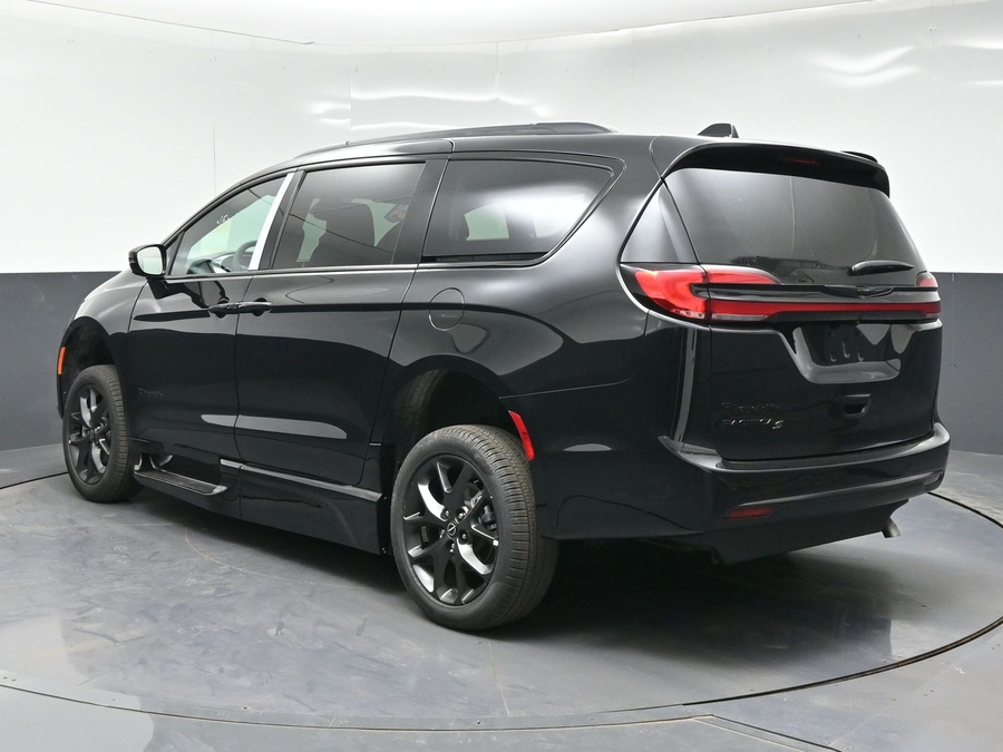 Black Chrysler Pacifica image number 4