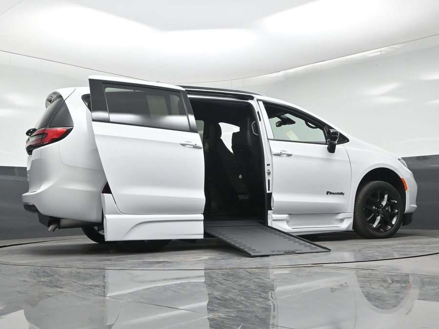 White Chrysler Pacifica image number 17