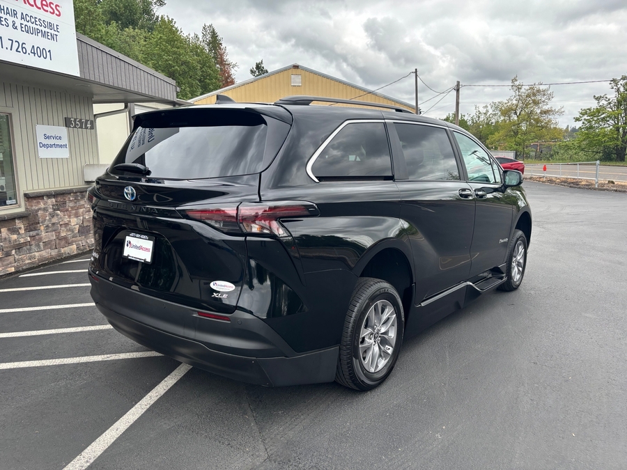 Used 2025 Toyota Sienna Hybrid XLE - BraunAbility Side Entry Entry Fold Out Automatic Ramp