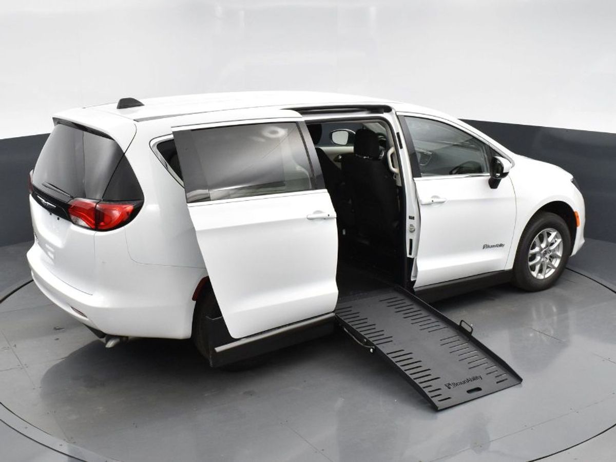 White Chrysler Voyager image number 5