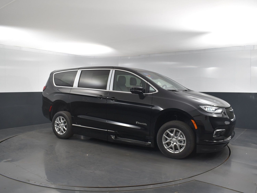 Black Chrysler Pacifica image number 17