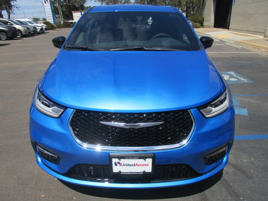 New 2026 Chrysler Pacifica Select Safety - BraunAbility Side Entry Entry Fold Out Automatic Ramp