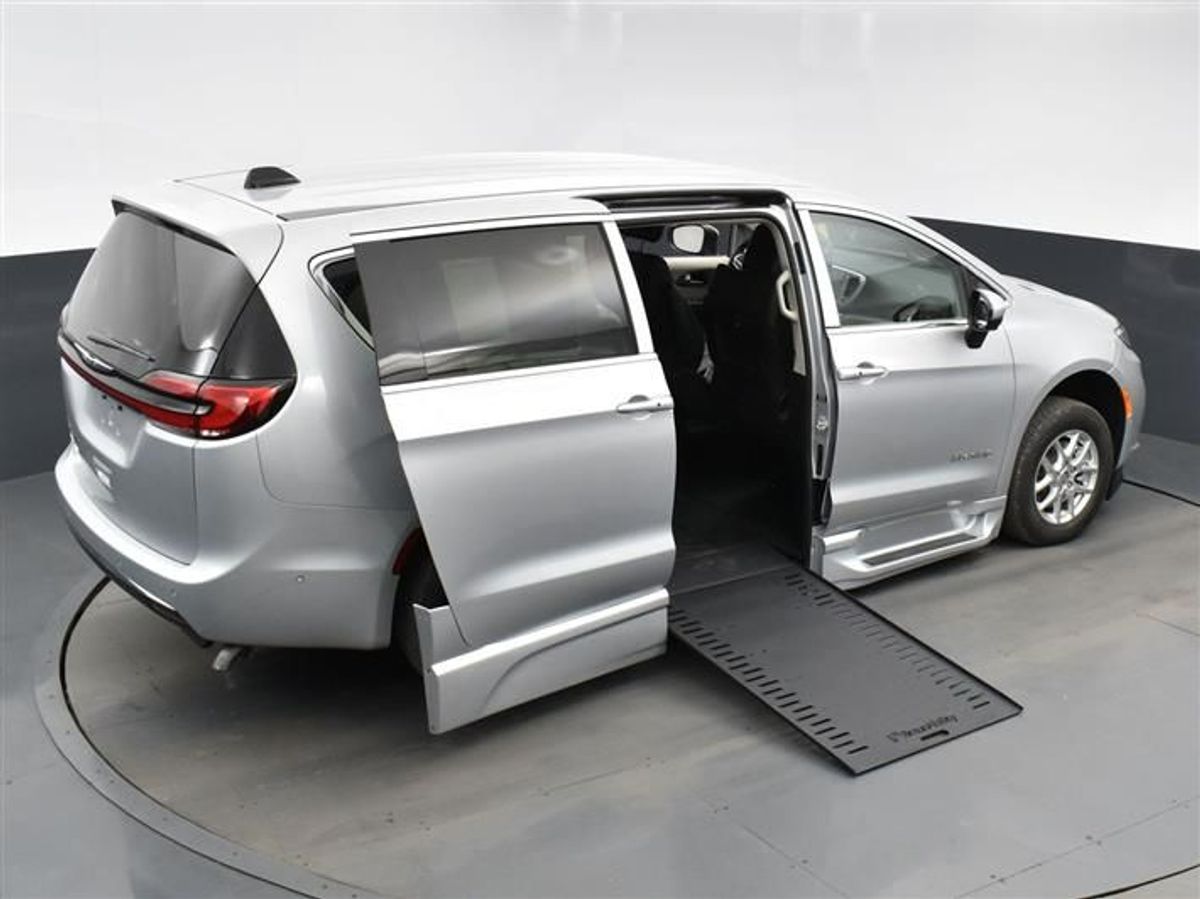 Silver Chrysler Pacifica image number 23