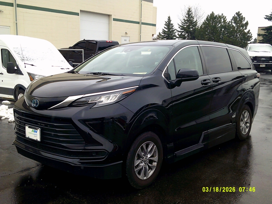 Black Toyota Sienna image number 2