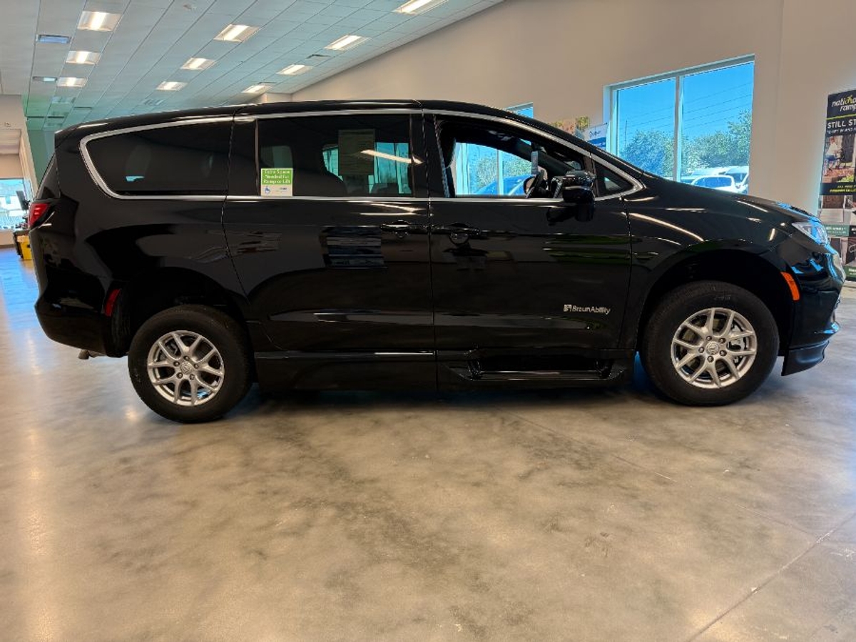 Black Chrysler Pacifica image number 1