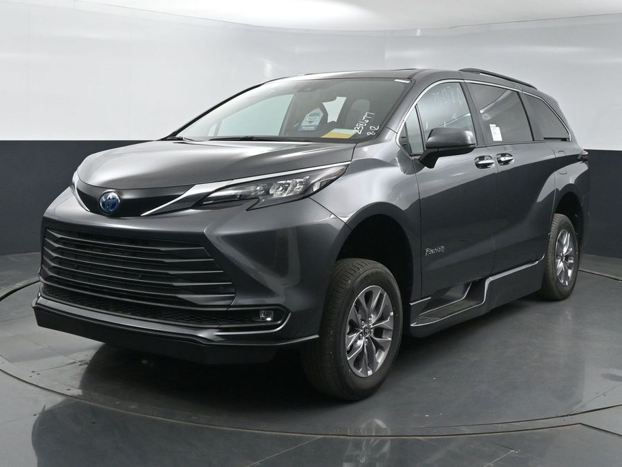 New 2025 Toyota Sienna Hybrid XLE Plus - BraunAbility Side Entry Entry In Floor Automatic Ramp