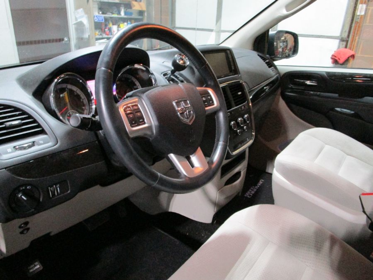 2015 DODGE GRAND CARAVAN - Image 12