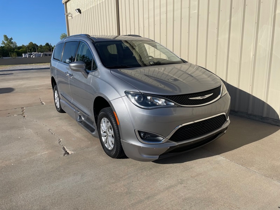 Used 2018 Chrysler Pacifica Touring L - BraunAbility Side Entry Fold Out Automatic Ramp