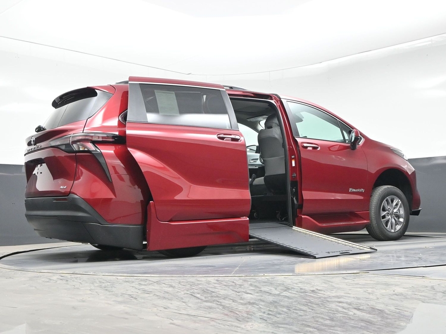 New 2026 Toyota Sienna Hybrid XLE Base - BraunAbility Side Entry In Floor Automatic Ramp