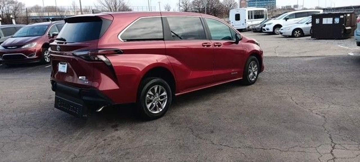 Red Toyota Sienna image number 7