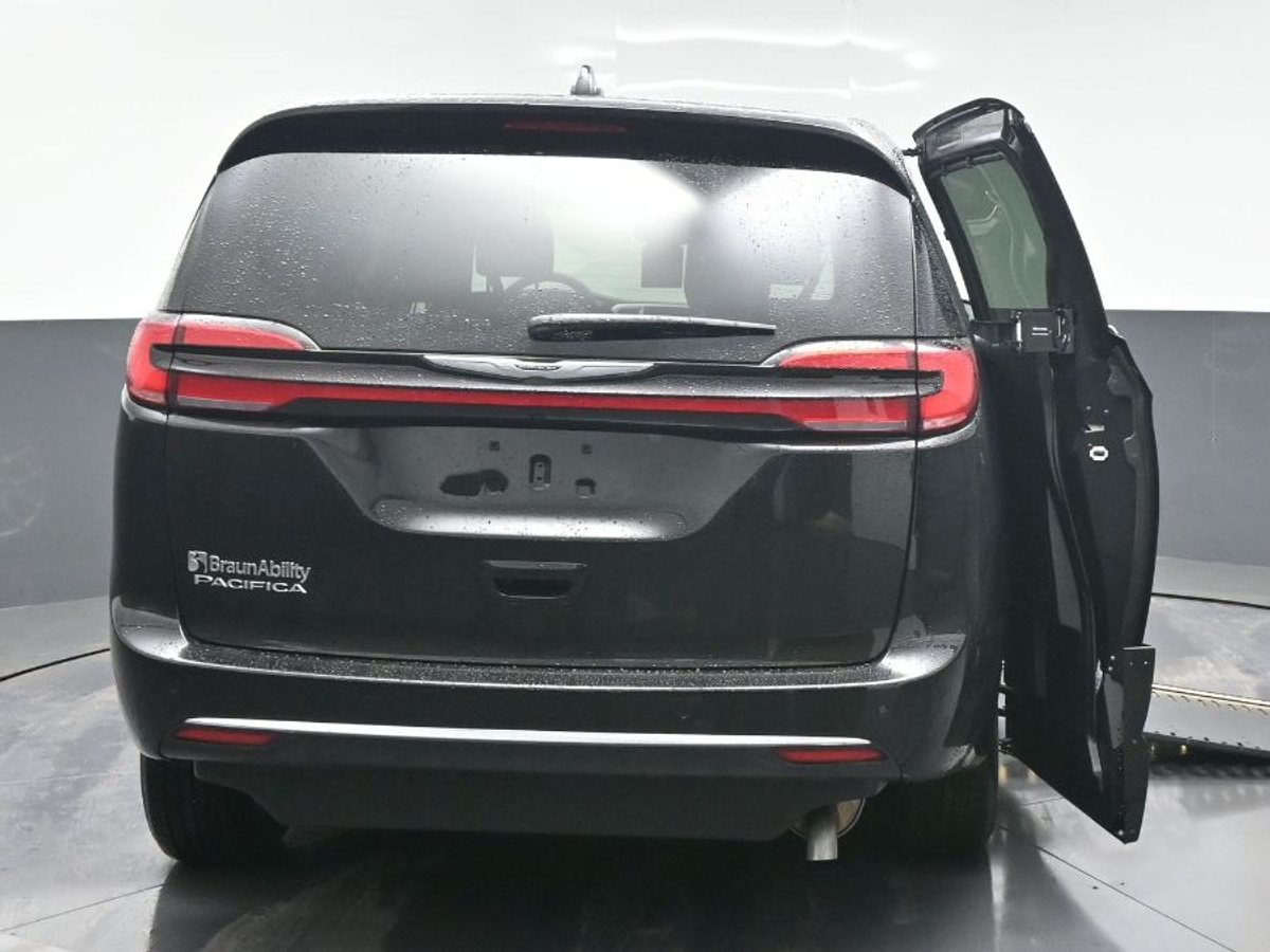 Black Chrysler Pacifica image number 5