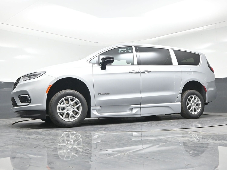 New 2026 Chrysler Pacifica Select Plus - BraunAbility Side Entry Fold Out Automatic Ramp
