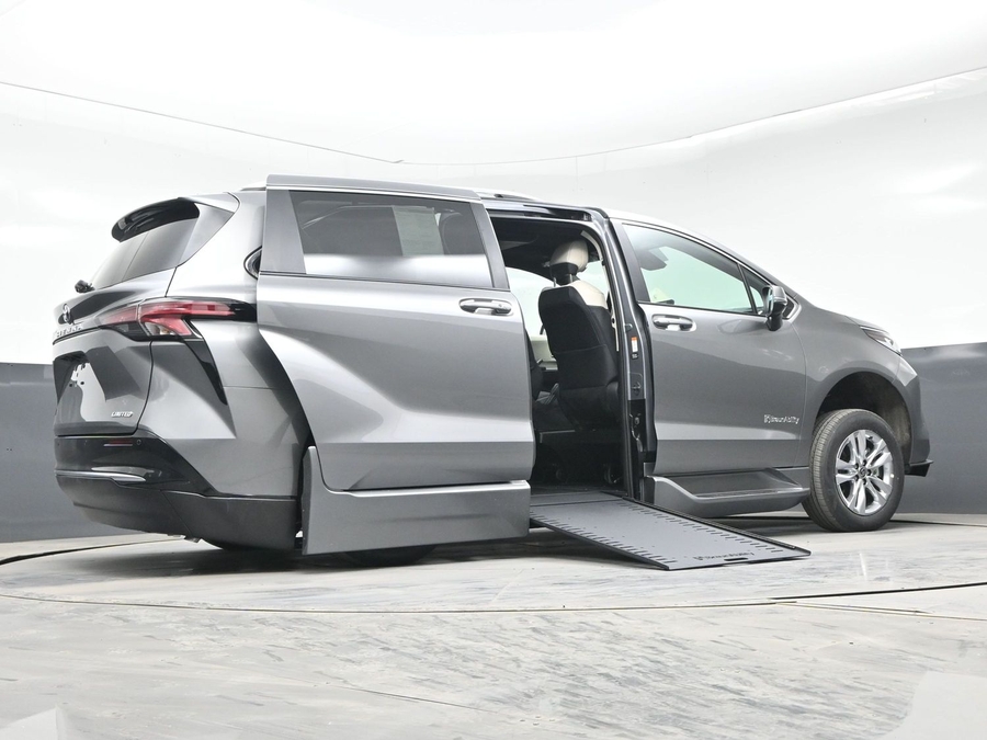 New 2026 Toyota Sienna Hybrid Limited - BraunAbility Side Entry Entry In Floor Automatic Ramp