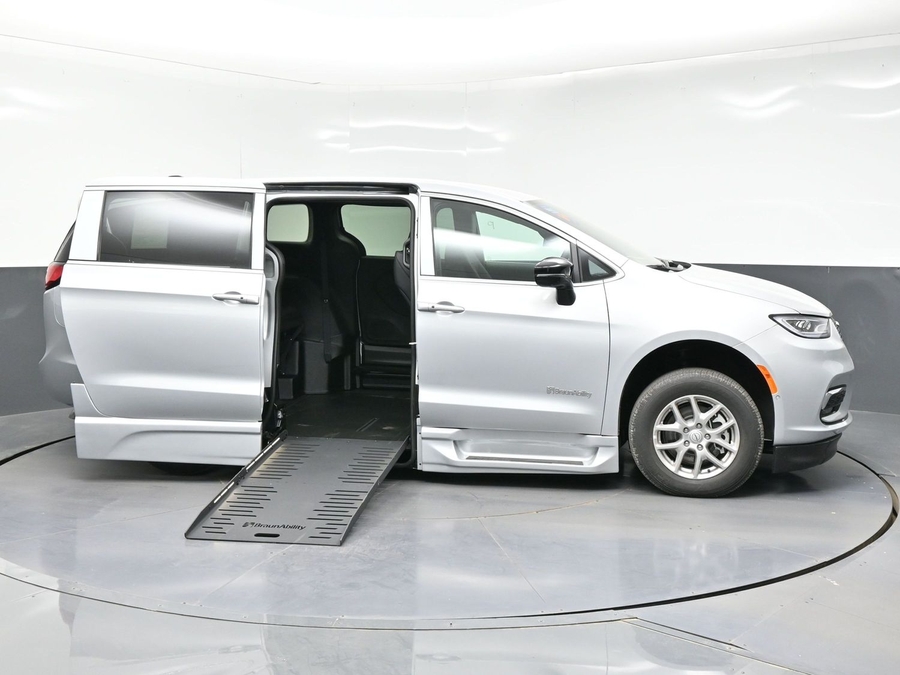 Silver Chrysler Pacifica image number 7
