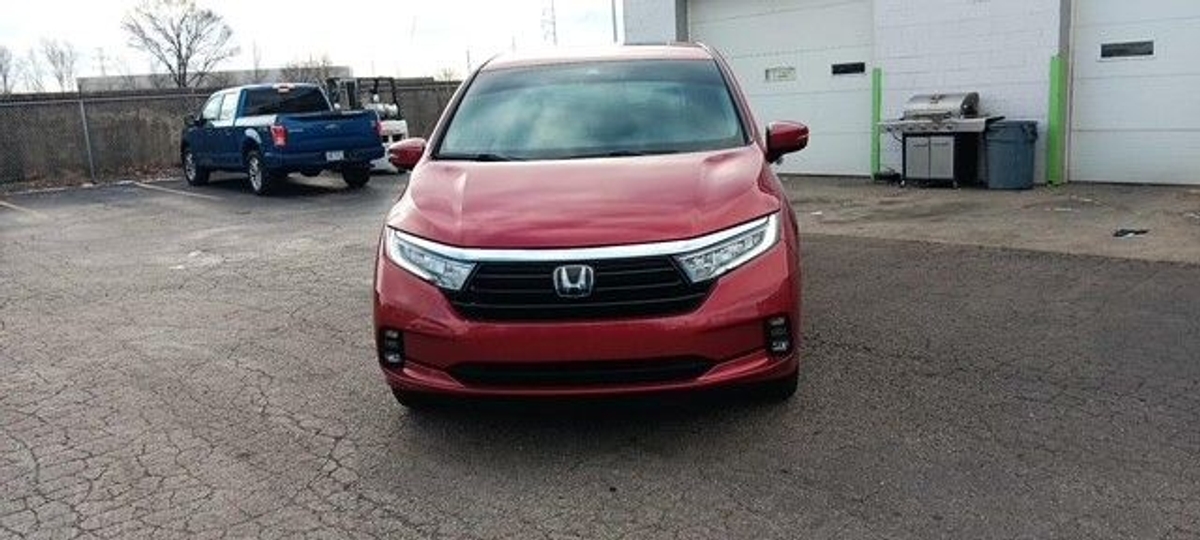 Red Honda Odyssey image number 4
