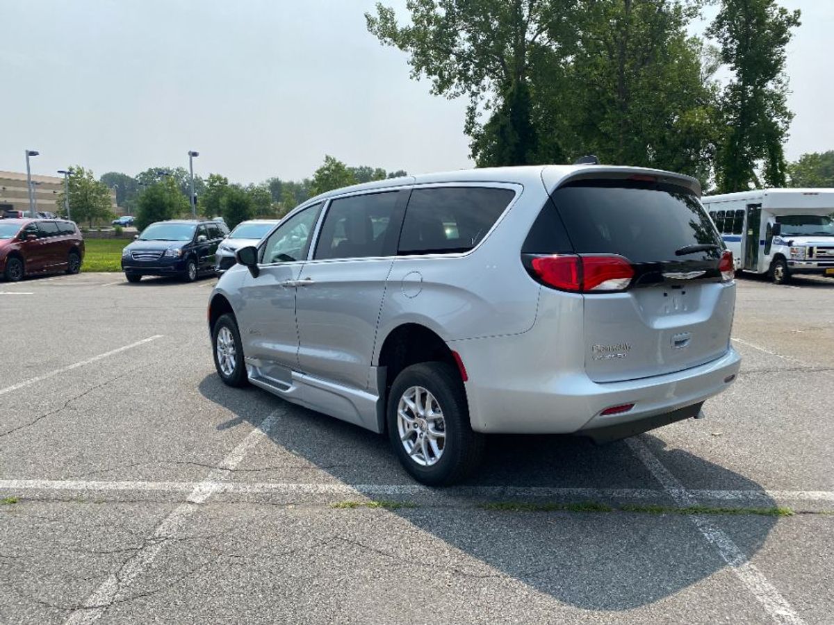 Silver Chrysler Voyager image number 5