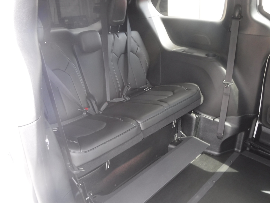 White Chrysler Pacifica image number 18