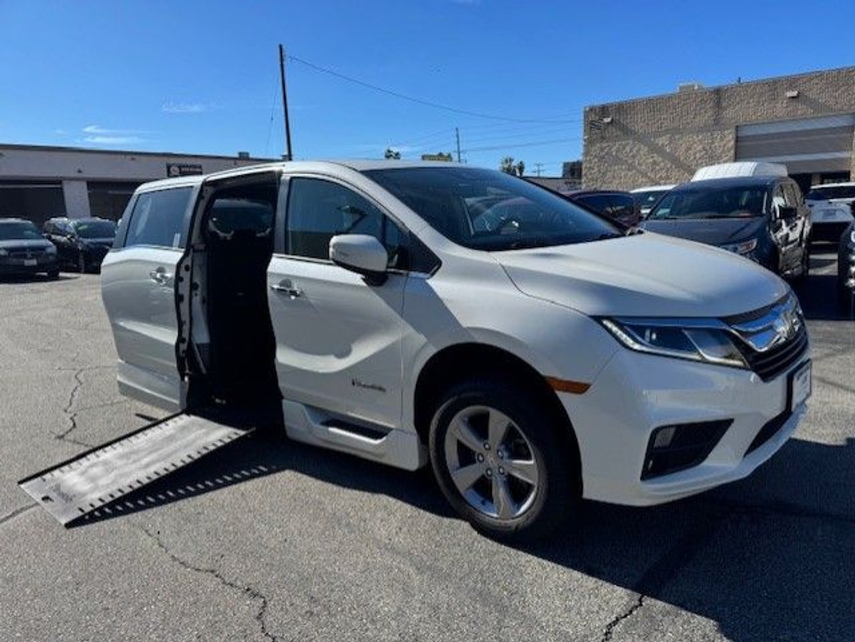 White Honda Odyssey image number 7