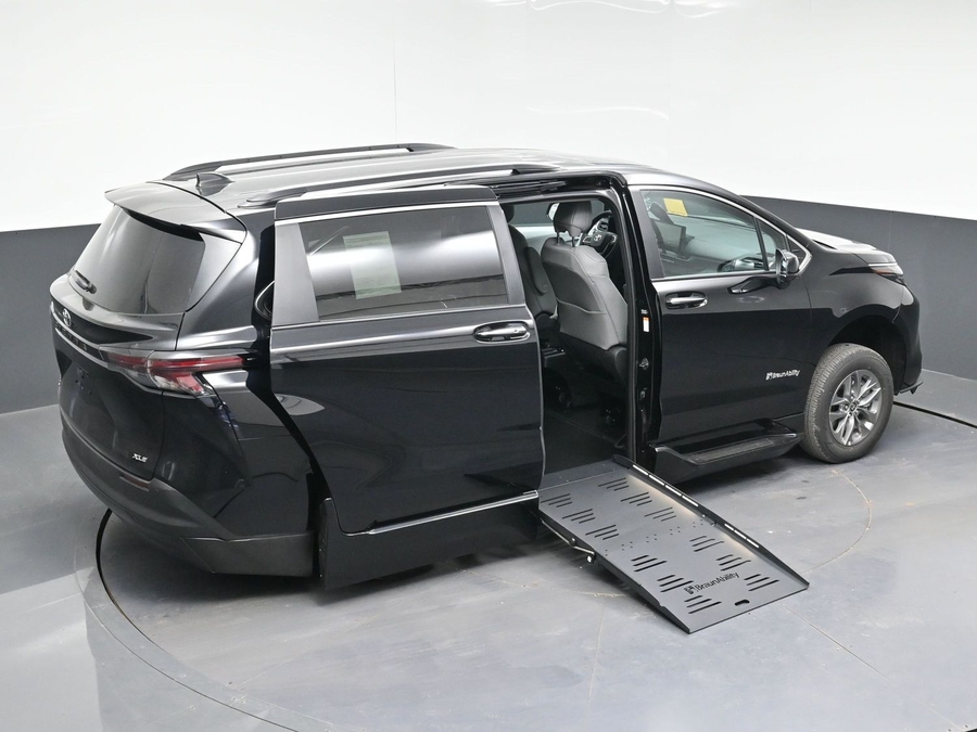 Black Toyota Sienna image number 22