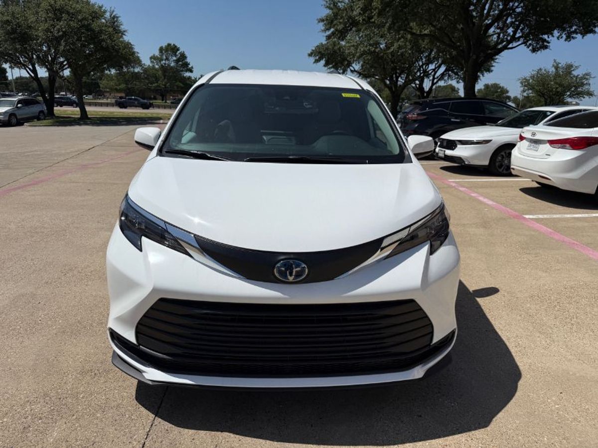 White Toyota Sienna image number 1