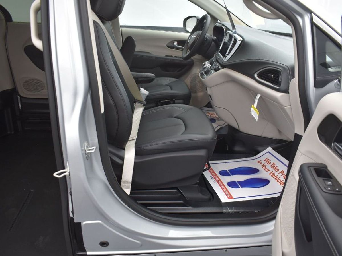Silver Chrysler Pacifica image number 4