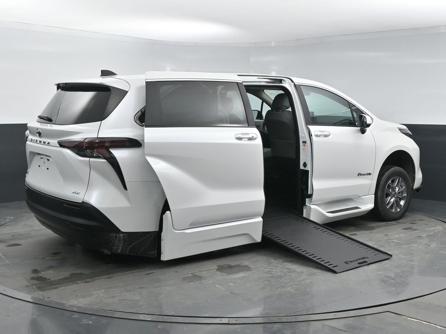 New 2025 Toyota Sienna Hybrid XLE Base - BraunAbility Side Entry Entry In Floor Automatic Ramp