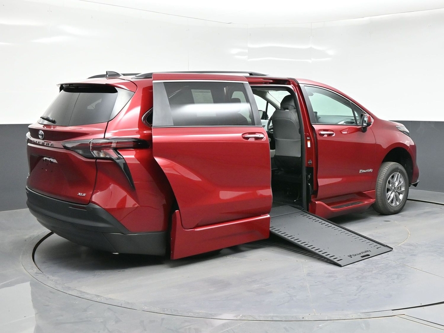 New 2026 Toyota Sienna Hybrid XLE Add - BraunAbility Side Entry Entry In Floor Automatic Ramp