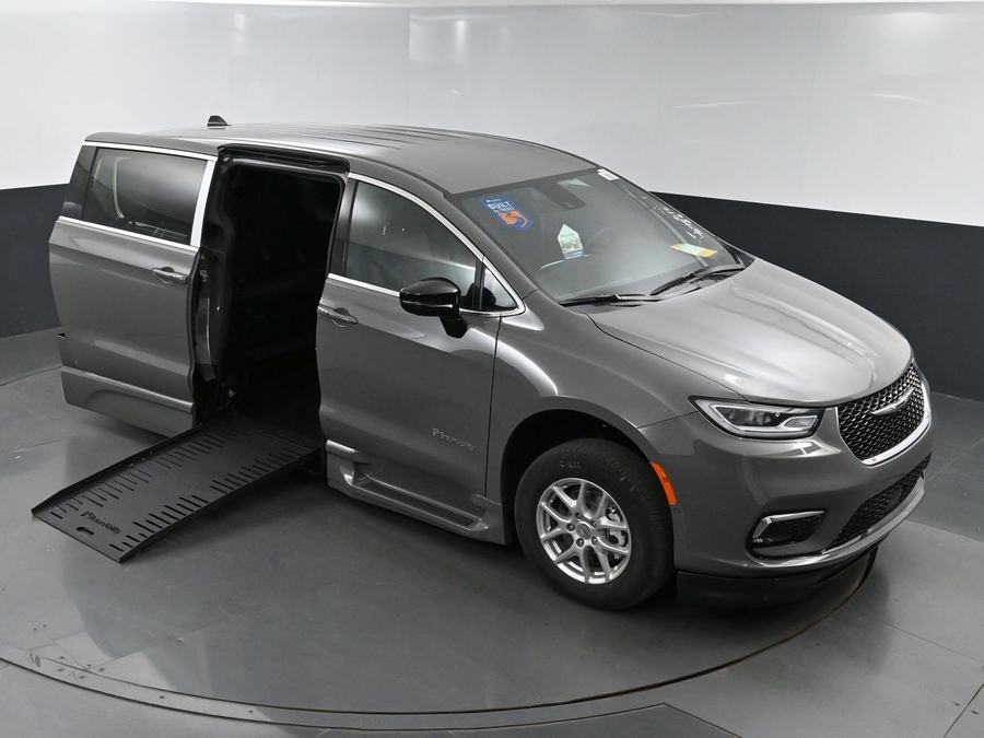 New 2025 Chrysler Pacifica Select Safety - BraunAbility Side Entry Entry Fold Out Automatic Ramp