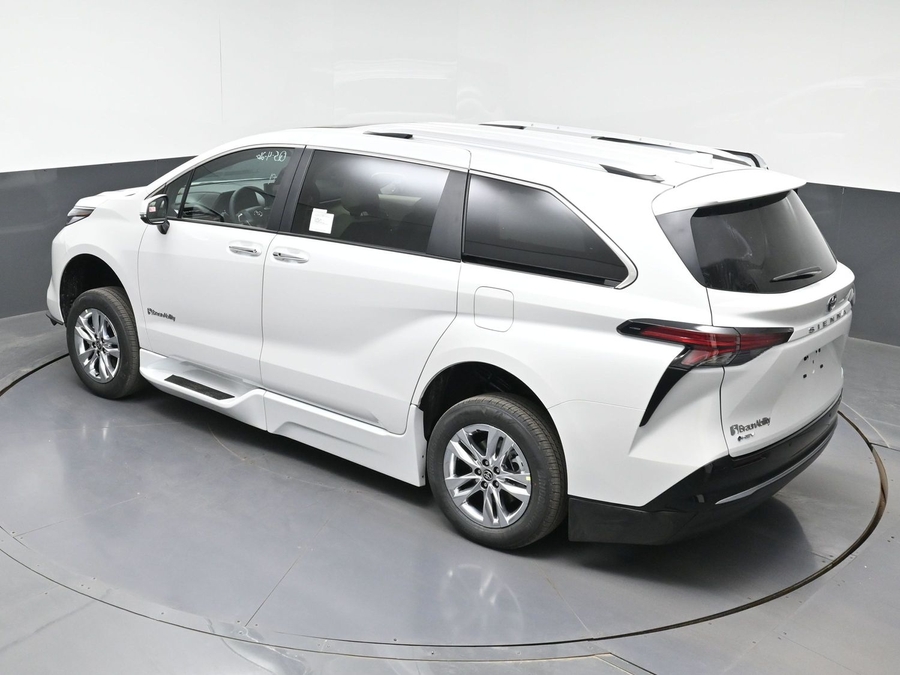New 2026 Toyota Sienna Hybrid Limited - BraunAbility Side Entry In Floor Automatic Ramp