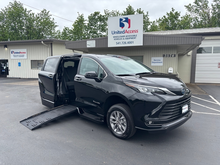 Used 2025 Toyota Sienna Hybrid XLE - BraunAbility Side Entry Entry Fold Out Automatic Ramp