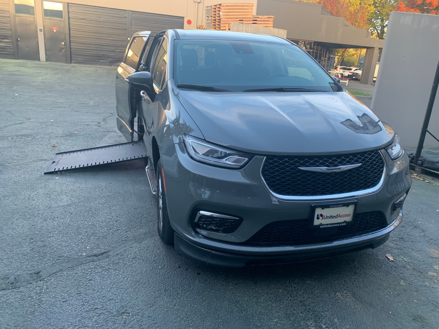Used 2023 Chrysler Pacifica Touring L Safety - BraunAbility Side Entry In Floor Automatic Ramp